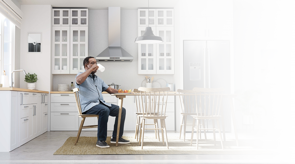 hombre tomando café en la cocina