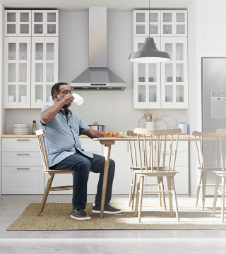 hombre tomando café en la cocina